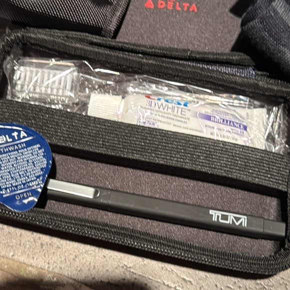 DELTA AIRLINES by TUMI navy blue hard case amenity kit bag travel holder NEW - Picture 5 of 7